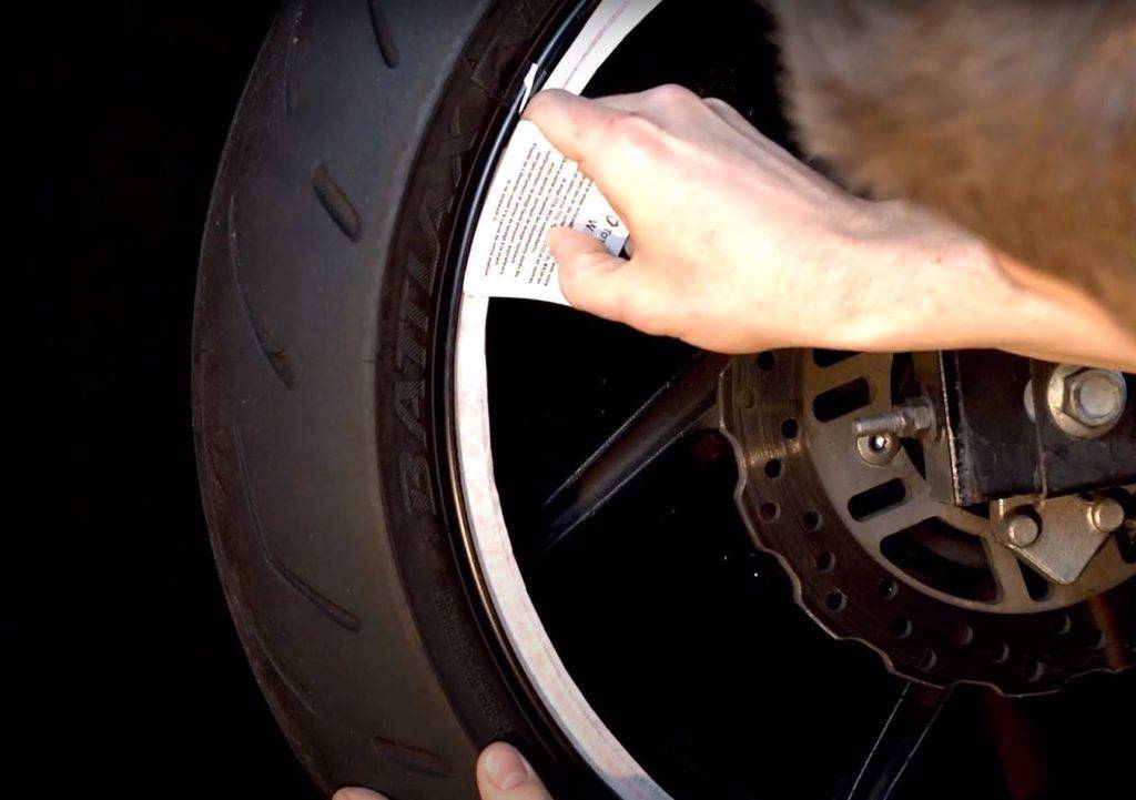 TUTO - Comment poser liseret et stickers jante moto - M-Stickers