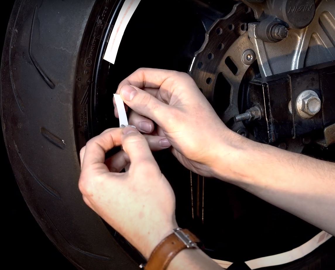 TUTO - Comment poser liseret et stickers jante moto - M-Stickers